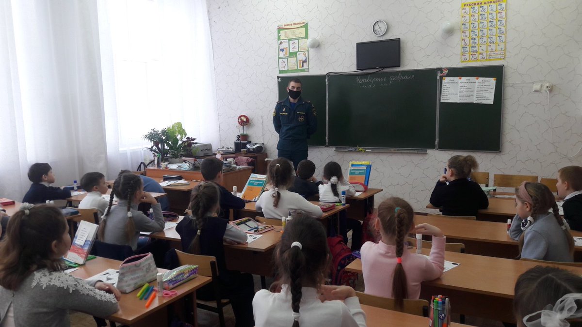 В рамках реализации плана по организации просветительской работы, правового просвещения несовершеннолетних состоялась встреча обучающихся 1-4 классов МБОУ СШ №9 с начальником караула пожарной части № 5 ФПС ФГКУ «3 ОФПС ПО Ульяновской области» Корниловым К.В.