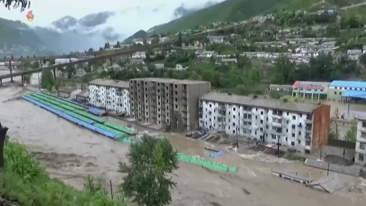 (6/11) Moving on-Footage of Kim’s few on-site inspections were all shown before on KCTV except maybe a few new angles here and there.-Goes through the main storylines of 2020, like him mobilizing elite Pyongyang party members for reconstruction, and ordering the 80-day battle