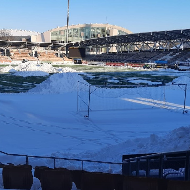 HelmaritFI's tweet photo. We are trying to keep it green for you @selecaoportugal! Welcome to Winter Wonderland! 😉☃

Bolt Arena alkaa vihertää jälleen ja lumenluonti on stadionilla vauhdissa! Kahden viikon kuluttua pelataan paikasta EM-lopputurnaukseen! 🦉 | 🇫🇮🆚🇵🇹

#Helmarit #AnnaÄänesi @UEFAWomensEURO https://t.co/mEuNe4mP1w
