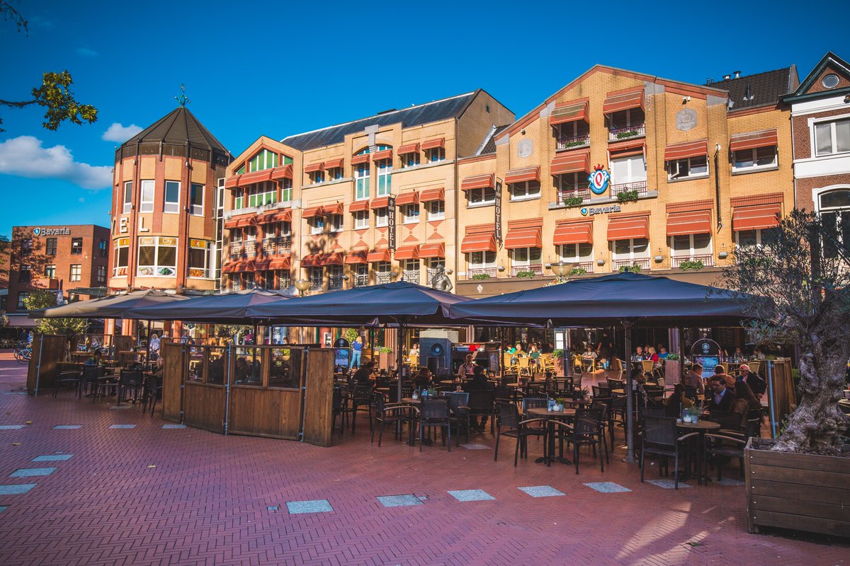 Wij zijn op zoek naar een gezellige nieuwe medewerker voor in de receptie. Interesse? Bekijk de #vacature via de link! Delen word gewaardeerd! linkedin.com/jobs/view/2400… #Eindhoven #horeca #horecavacature