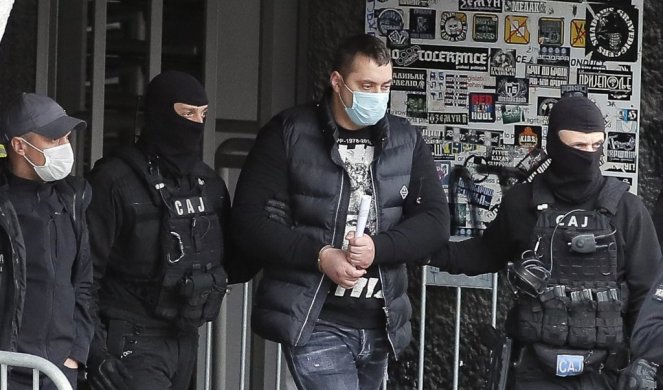 Esta mañana la policía serbia ha detenido a 17 miembros del grupo de Partizan 'Principi', entre ellos a su capo Veljko Belivuk. 
Ya informábamos hace unos días que las aguas bajaban turbias en el entorno de Grobari por temas extrafutboleros.
