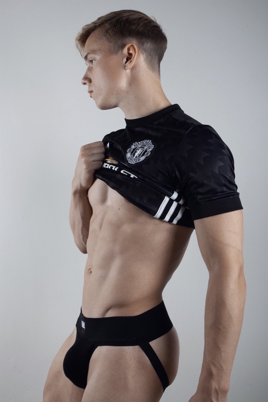1 pic. I didn’t even know the team of the shirt when I took this pic? It looked good tho??? Photographer:
