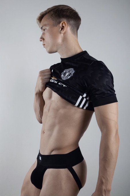 1 pic. I didn’t even know the team of the shirt when I took this pic? It looked good tho??? Photographer: