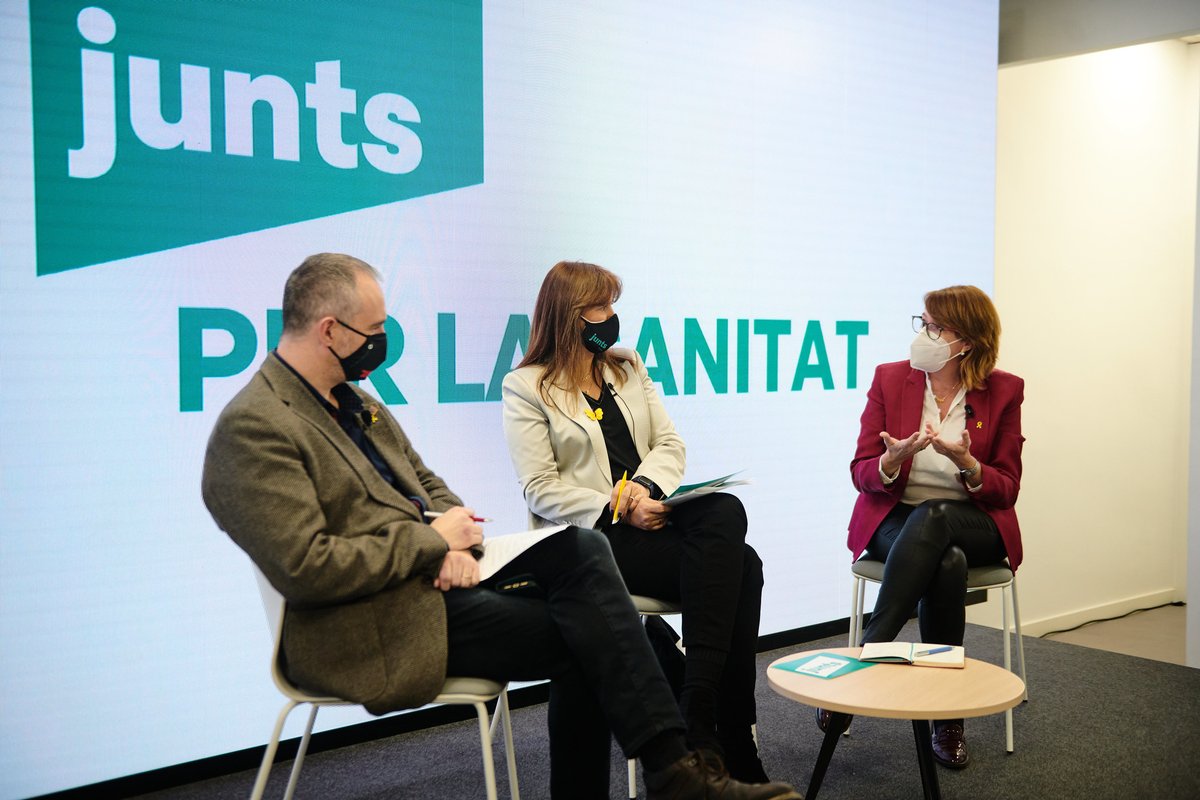 fundemcat's tweet photo. 🗣️ "La pandèmia ha posat sobre la taula la necessitat de cuidar-nos. Les infermeres han de tenir un paper clau al sistema sanitari post-COVID19. La infermeria dóna una mirada global i humanista al sistema."

@titonlailla a l'acte "@JuntsxCat per la Sanitat"

#VOTAINDEPE https://t.co/r0ykpqeHRa