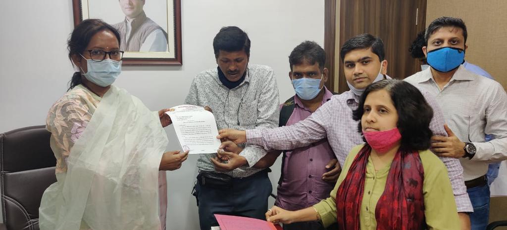 anubha1812's tweet photo. Today we met the Education Minister of Maharashtra @VarshaEGaikwad madam regarding issues being faced by students.
She has assured that she will call for a meeting soon ..
Will wait and then again follow up 
Parents are not going to sit silently now https://t.co/WBJvjmeiUA