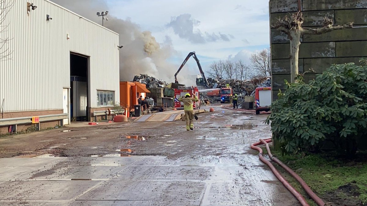 De brandweer heeft opgeschaald naar zeer grote brand.