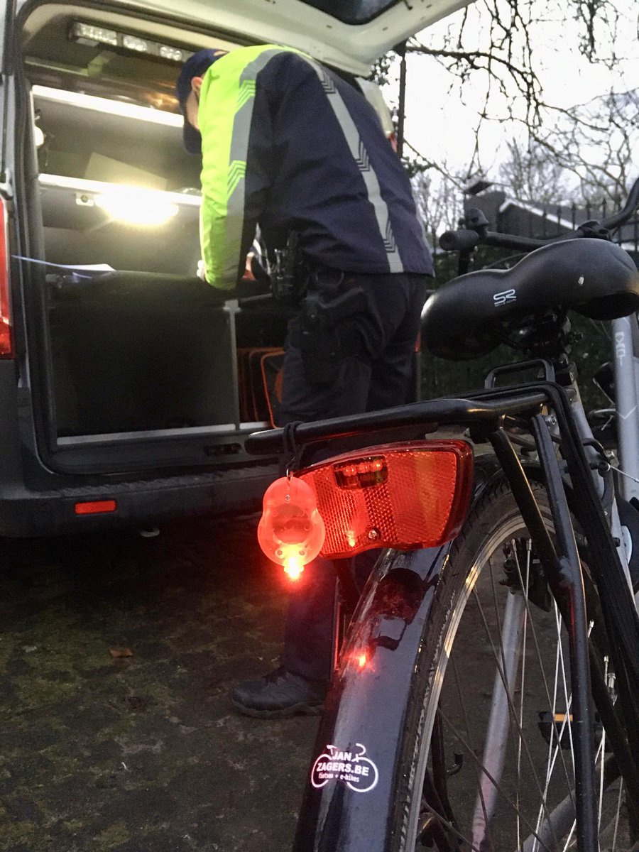 PZBrasschaat's tweet photo. Fietscontrole op 4/2/2021! 230 fietsers gecontroleerd, 94,4% 👍 5,6% 👎🏼 Goed bezig! #miksebaan #baillet-latourlei #fietsverlichting #noodverlichting #vib #zichtbaarheid https://t.co/1RnBz2x8l9