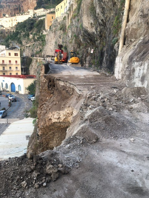 StradeAnas's tweet photo. 🚜Frana #Anas #Campania #SS163 #Amalfi terminate stanotte operazioni rimozione fango e detriti
⛔️Permane chiusura km 29,600-29,900 deviazioni in loco
✔️Personale tecnico al lavoro per effettuare le attività preventive per la stima dei danni subiti
Info⤵️
https://t.co/AoDn3V6eC1 https://t.co/mBBzhBGZzS