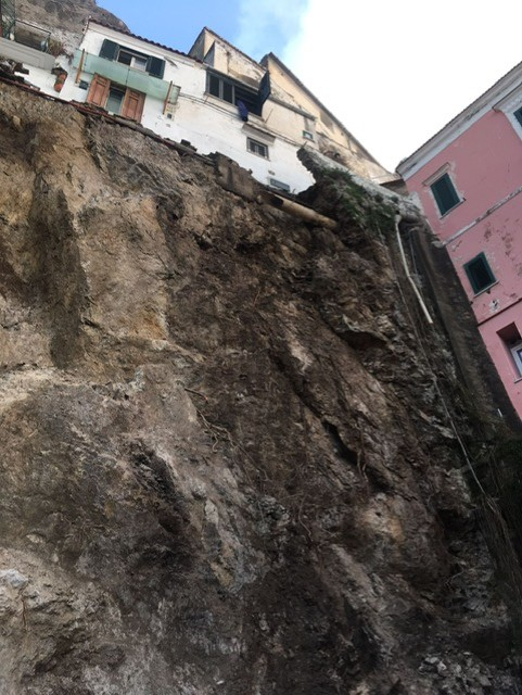 StradeAnas's tweet photo. 🚜Frana #Anas #Campania #SS163 #Amalfi terminate stanotte operazioni rimozione fango e detriti
⛔️Permane chiusura km 29,600-29,900 deviazioni in loco
✔️Personale tecnico al lavoro per effettuare le attività preventive per la stima dei danni subiti
Info⤵️
https://t.co/AoDn3V6eC1 https://t.co/mBBzhBGZzS