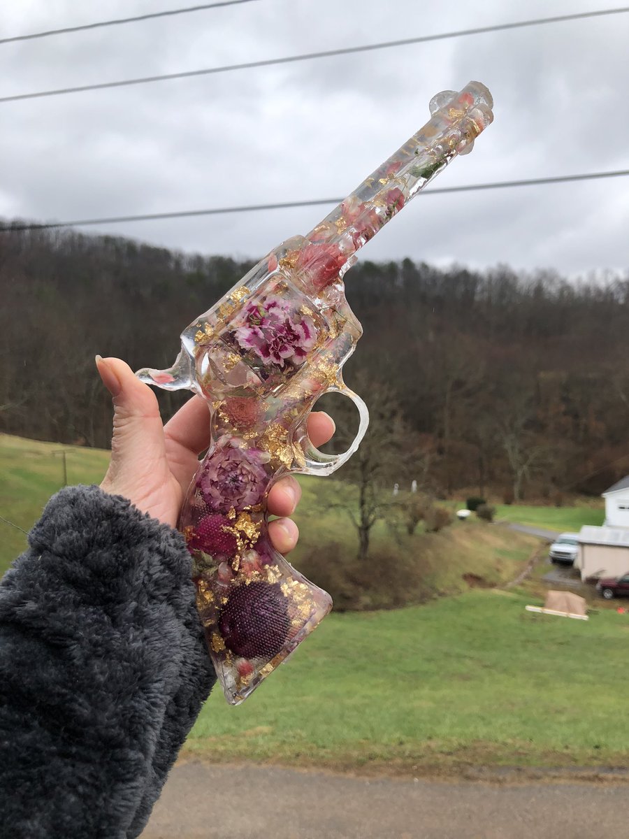 HanCraftedArts's tweet photo. Recent resin creations!✨
#resin #resinart #resinsword #resingun #art #ArtistOnTwitter #epoxy #epoxyresin #artshare #SmallAccounts #SmallBiz #SmallBusinesses #etsy #etsysale #botanical #skulls #beauty #share #like #support #TikTokviral https://t.co/Wb8zMcpK6g