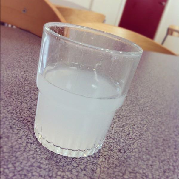 BREAKING NEWS: Efter skandalen om få vaccin i Mumindalen har ett äldreboende valt att späda ut vaccindoser med spökvatten. ”Intressant experiment” kommenterar en boende.