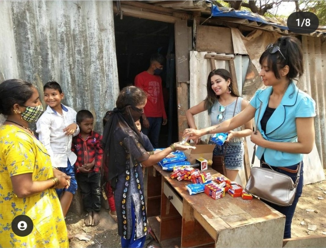 mrinalinityagi's tweet photo. It is not enough to be compassionate u must act . Thank you @Khushiyaan_Org - borivali chapter and conducting menstrual hygiene session for the women of the slums followed by distribution of #menstruralhygienekit . Thank you to team #HelloJee of @altbalaji for all your support https://t.co/hMcnN4sBpa