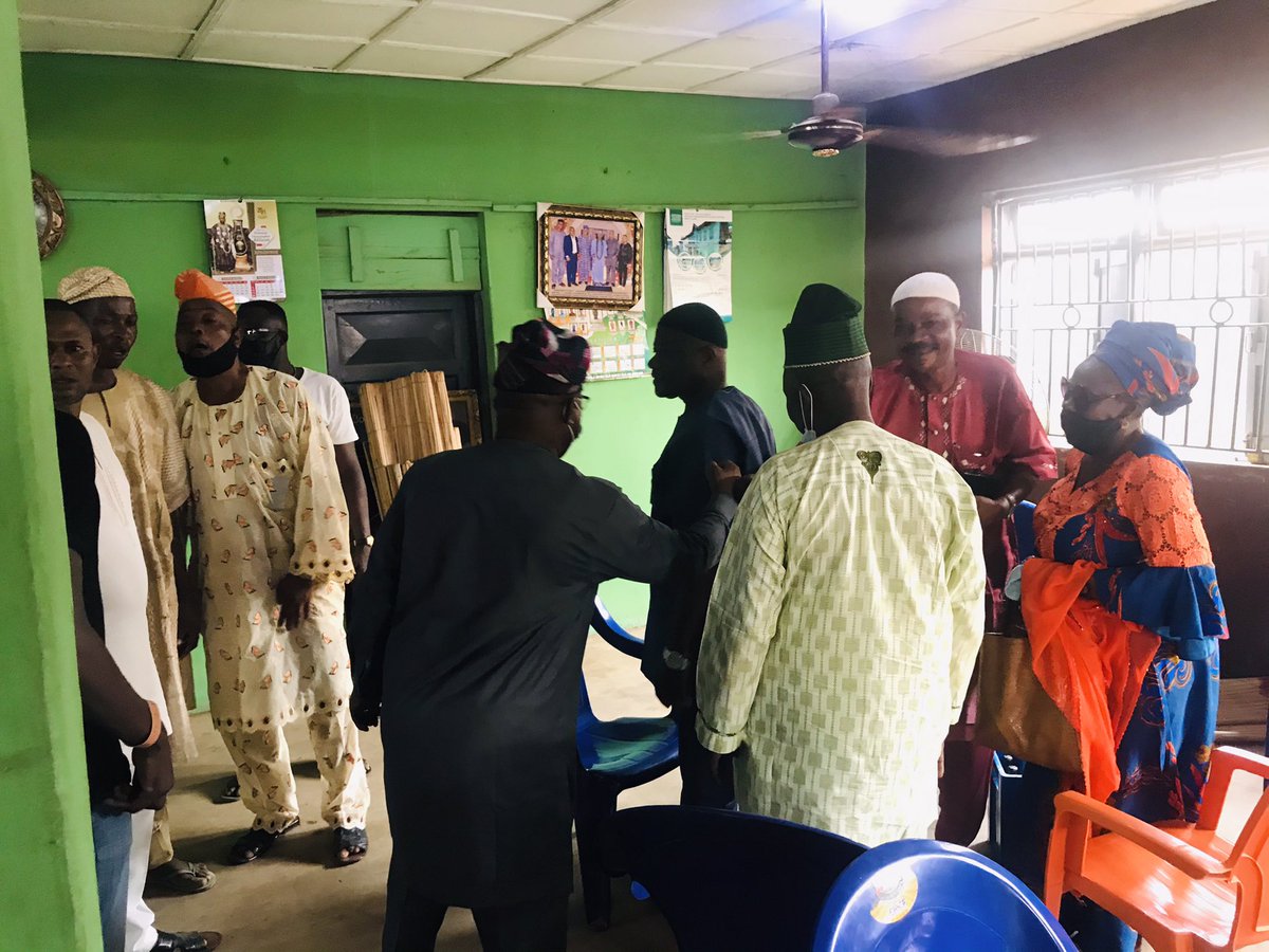 Sobagunbiade's tweet photo. Yesterday, I paid a visit to the chambers of the Eluku in Ikorodu  to register my condolences with the family of the demised priest of Eleku Chief kamoruden Sodipo and the good people of Ikorodu on the transition of the Olumale of Eluku... https://t.co/QhoHsQWZuU