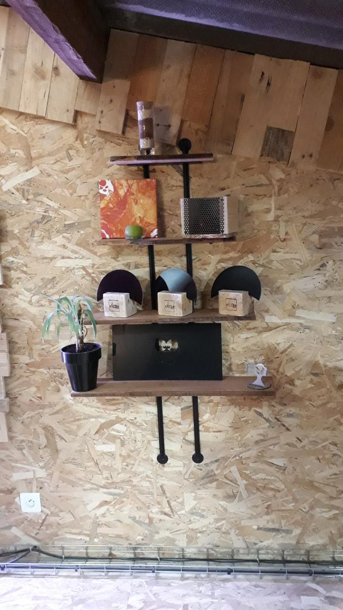 Cette semaine, Visite de l'entreprise mon atelier connecté pour les 3 emes de la MFR Pouzauges <a href="/MPouzauges/">MFR CFA Pouzauges</a> <a href="/MFRvendee/">MFR de Vendée</a> @UNMFREO dirigée par Mr Robin aux Epesses qui fabrique du mobilier avec des matériaux de récupération  en bois et métal.