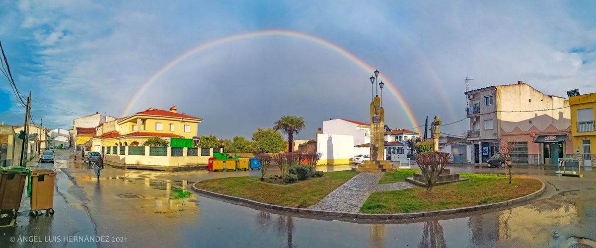 Hoy, dos regalos del cielo para Torrejoncillo (Cáceres). Primero una lluvia muy bien caída y después este maravilloso arco iris. <a href="/tiempobrasero/">Tutiempo</a>