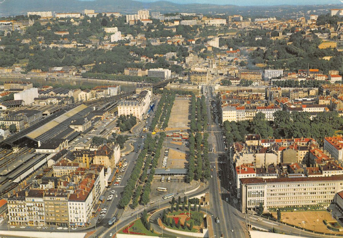 Memoire2cite's tweet photo. 69 LYON @ panorama de PERRACHE ds les 70s. https://t.co/PZM1q6N5kc