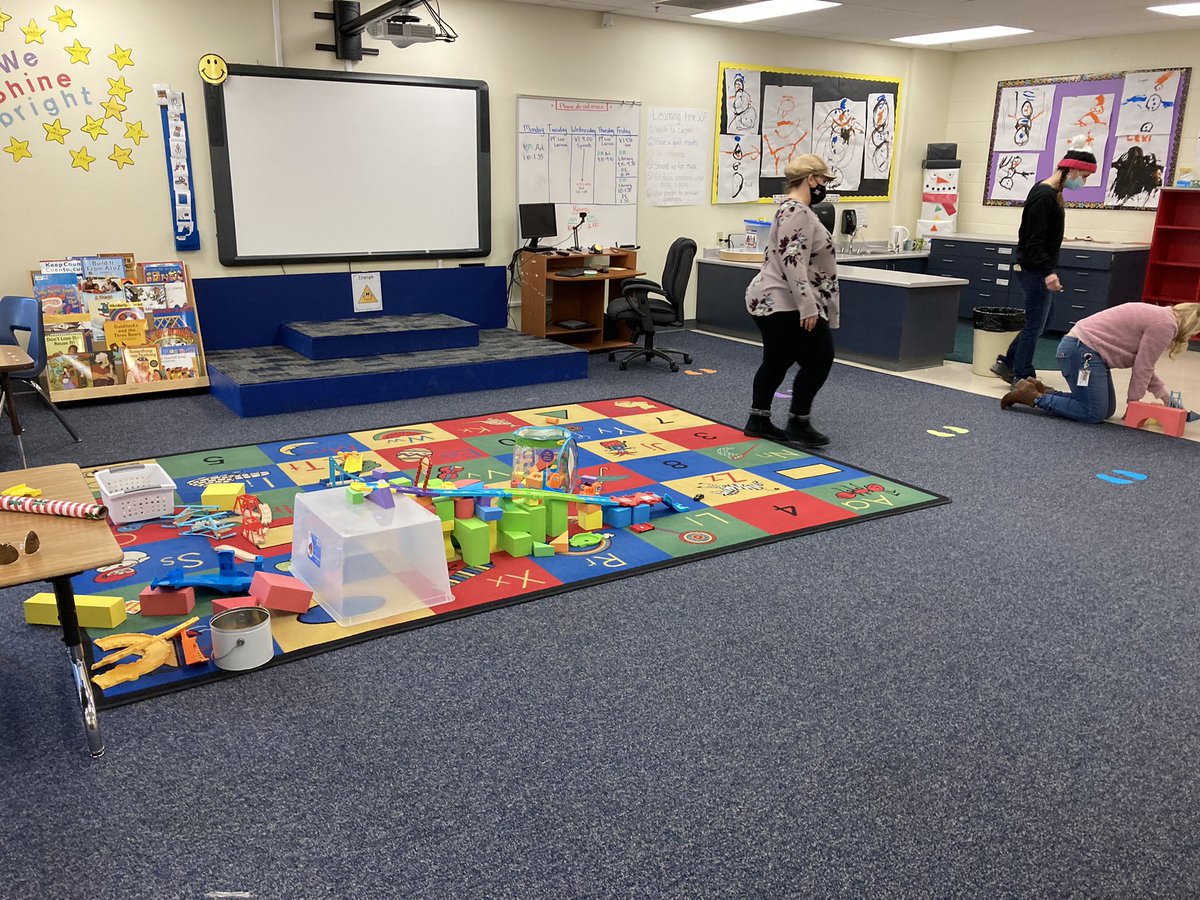 GesprincipalB's tweet image. STEM challenge for Ts on PD day with “too few” rules inspires creative ideas.  #epiclearning #agreatplace2learn