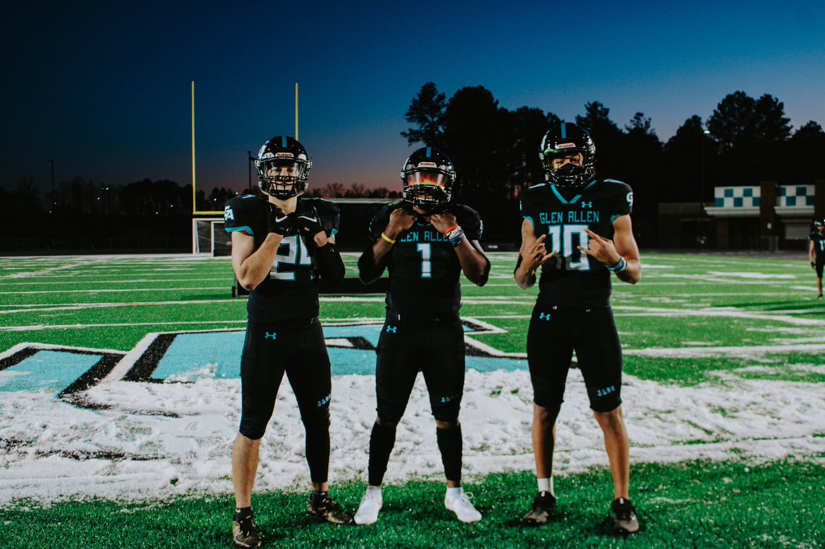 drewcmorris3's tweet photo. Senior year with my guys🔥 @jason_johnson18 @andrewWorsham8 https://t.co/fs80DU2pVo