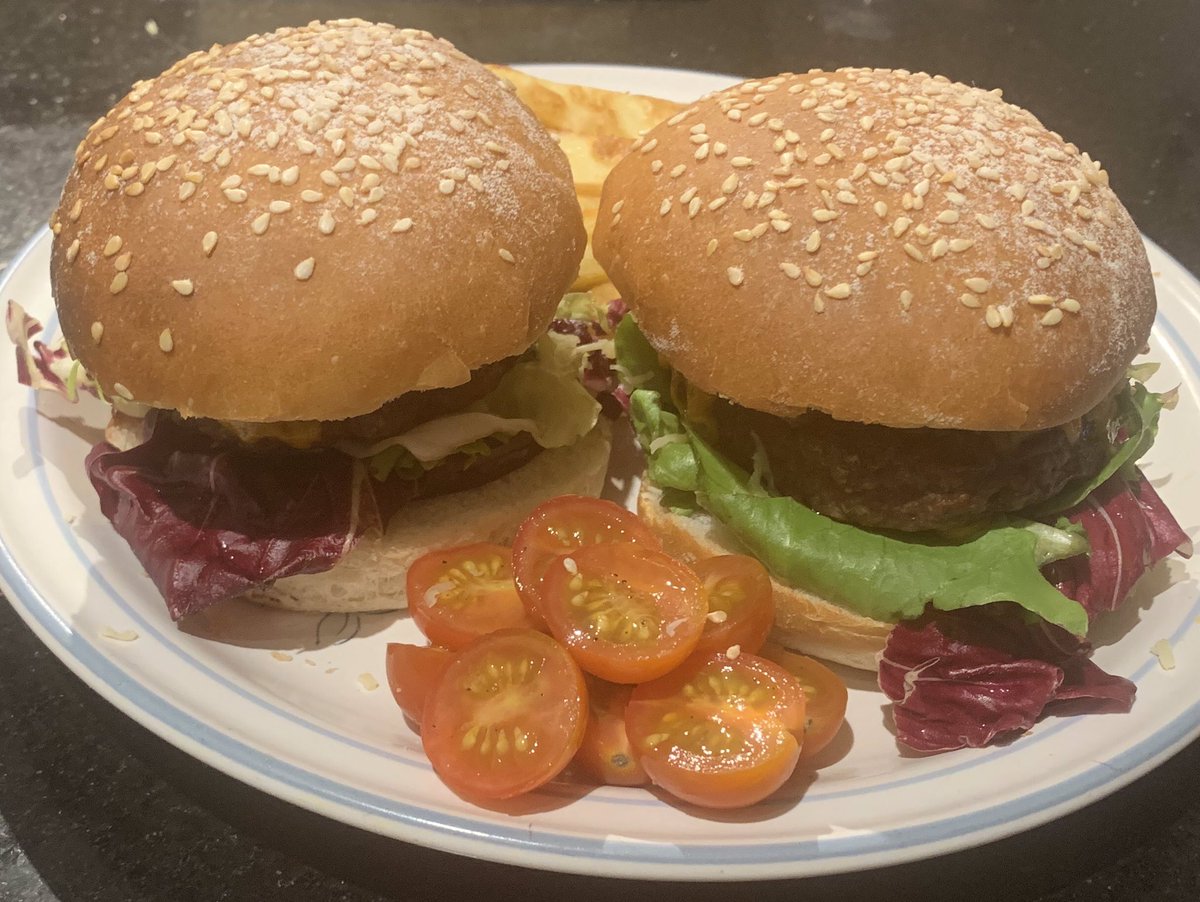 Rob_C_Allen's tweet photo. 🍔🍔 for tea, with red onion, jalapeño, mixed lettuce &amp; cheese. Served with homemade chips and cherry tomatoes, each with a little truffle salt. 🤔 have I left enough room for cake &amp; custard https://t.co/duXCjFvTQ3