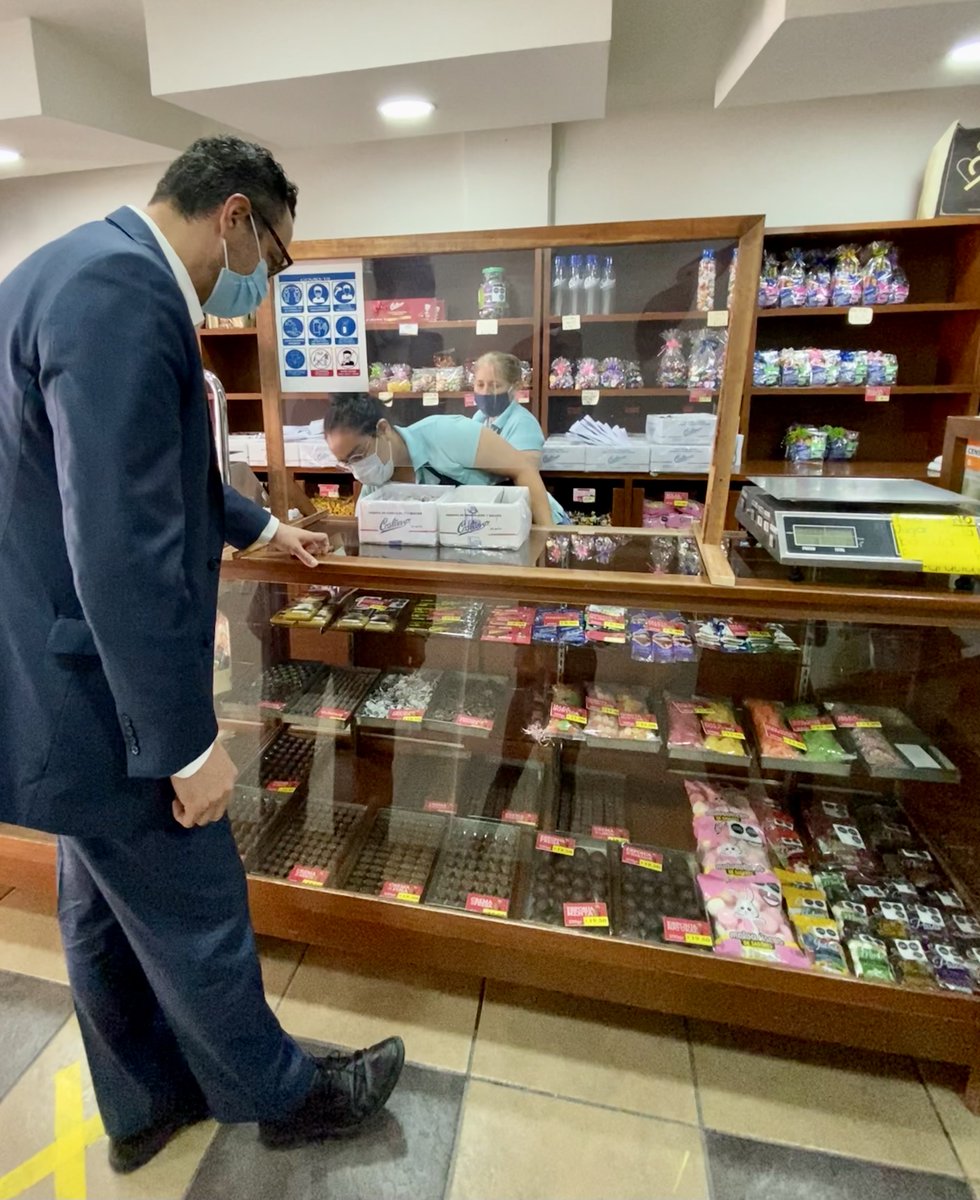 LujambioAlfredo's tweet photo. En el arranque del mes del Chocolate en #SanLuisPotosí, @Turismo_SLP anunció la "Feria Nacional del Chocolate".

Hoy acudimos a la ya tradicional @chocolafrontera por un Chocolate caliente y unos deliciosos chocolates de @CostanzoOficial.

Hoy más que nunca #ConsumeLocalSLP.😋🍫 https://t.co/NQvoKRehZV
