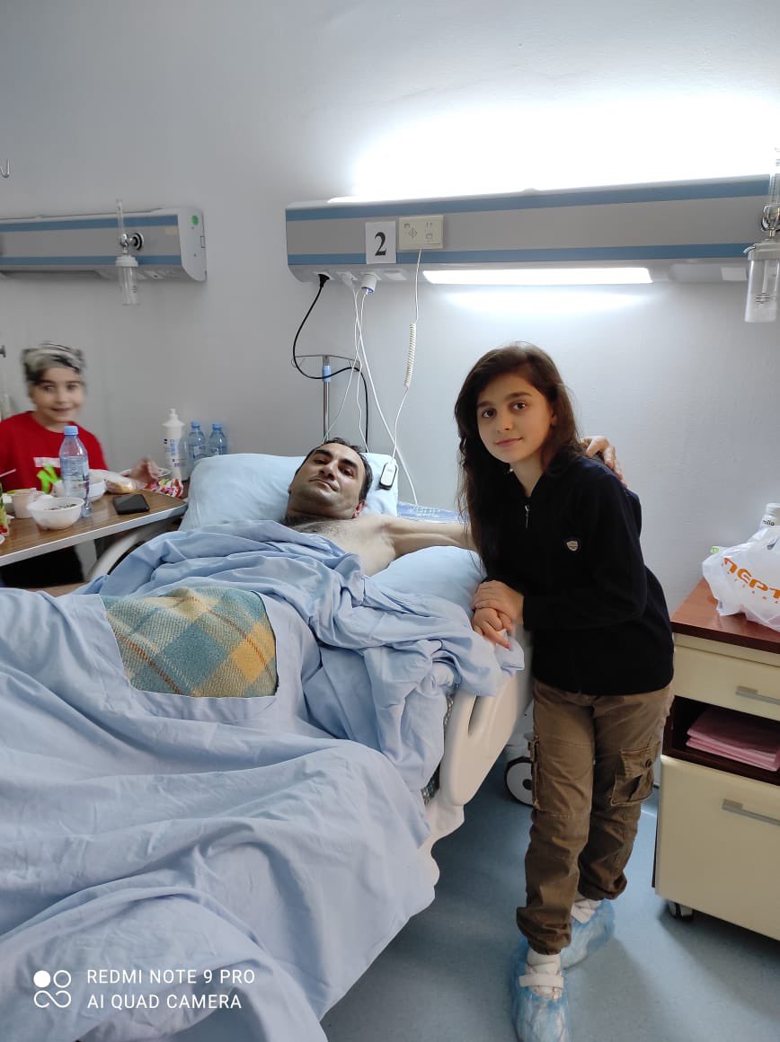 Hörmətli cənab Ali Baş Komandan <a href="/presidentaz/">Ilham Aliyev</a>, hörmətli Mehriban xanım <a href="/1VicePresident/">Mehriban Aliyeva</a>, hörmətli Hikmət m. <a href="/HikmetHajiyev/">Hikmet Hajiyev</a>, hörmətli <a href="/yashat_fondu/">YAŞAT Fondu</a>. Sizdən xahiş edirik, qazimiz Əzim Rafiq oğlu Qafarovun müalicəsində köməklik göstərəsiniz. O, ağır yaralıdır, vəziyyəti kritikdi.