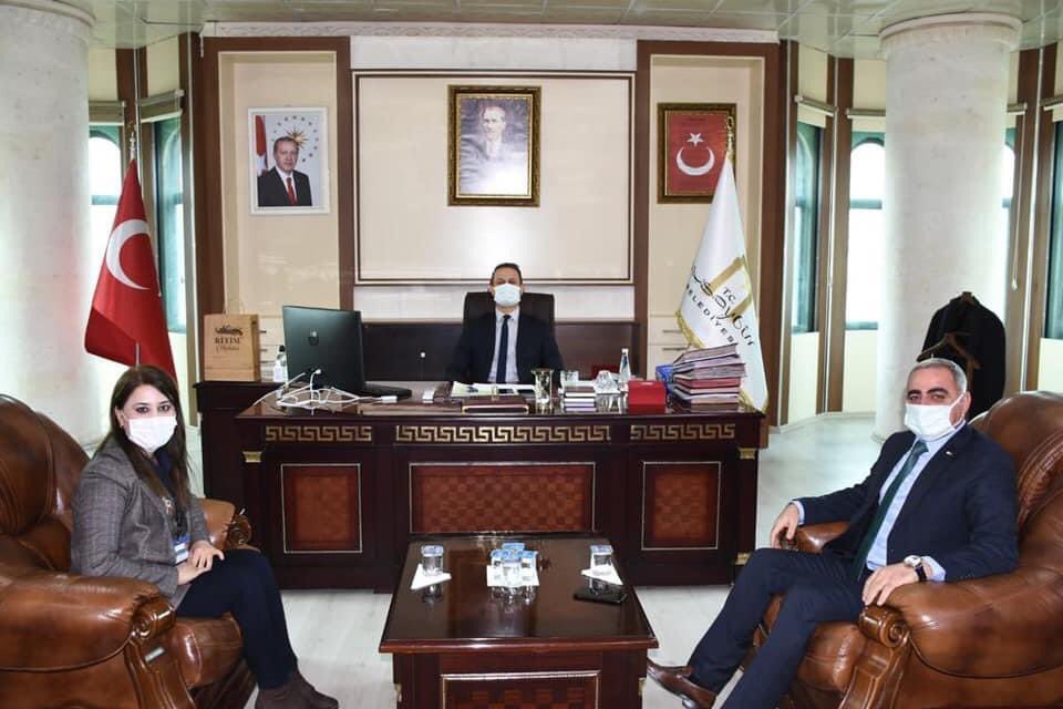 Şube Başkanımız İlameddin AY, İlçe Kaymakamı/Belediye Başkan Vekili Sayın Emre YALÇIN'ı makamında ziyaret ederek hayırlı olsun temennilerinde bulundu.