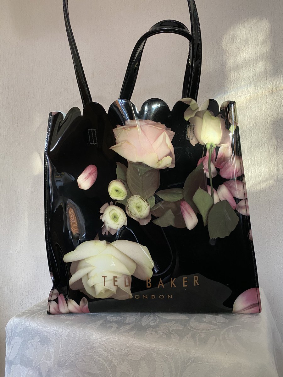 Please get involved with this charity auction <a href="/MesopotamiaCha5/">MesopotamiaCharity</a> and help to raise money for a local foodbank.  Grab yourself something special for a bargain price or find the perfect #Valentines gift. Plenty of designer items on offer. 

tinyurl.com/yuduw4lp 

#GiveALittleLove