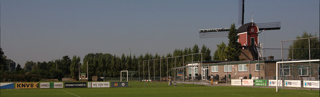 MMO is op zoek naar een (gediplomeerde) jeugdtrainer voor de JO19-1 van seizoen 2021/22. Dit team moet volgend seizoen klaargestoomd worden voor het seniorenvoetbal. Lijkt je dit een leuke klus en pas je bij onze gezellige dorpsclub? Mail dan naar jeugdvoetbal@mmo-hoogmade.nl!