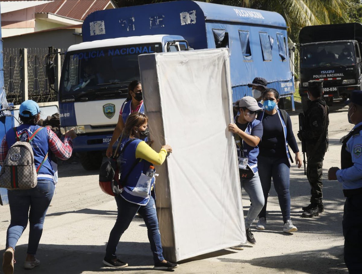 JuanOrlandoH's tweet photo. La Operación #NoEstánSolos llega a Cuyamelito, Omoa que han trabajado en el rescate de limpieza de colonias y viviendas, entrega de bonos de 5.000 lempiras a las familias que lo perdieron todo y ahora la entrega de paquetes de ayuda humanitaria #VidaMejor https://t.co/tvZ1WqRvSO