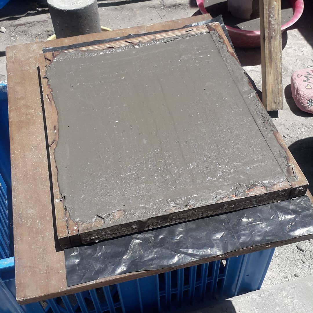 ZaffysC's tweet photo. Casting my 1st few cement slabs not to bad ... ideal for a stepping stone / table top or yard paving .. just loveeee playing around with ideas....
Oh yah playing with cement 
Crafters do not make mistakes.......
They just add a new "design element"
#cementcreations #handmade https://t.co/OwbcQGxAAD