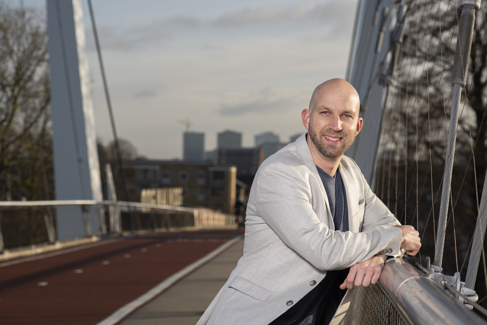 Coaches en trainers hebben hun offline praktijkruimte moeten inruilen voor online videogesprekken met klanten.  De Utrechtse #ondernemer Jerry Tieben bouwde een online #trainingsplatform en zag zijn klantenbestand verdriedubbelen. utrechtsezaken.nl #webinars #onlinetraining