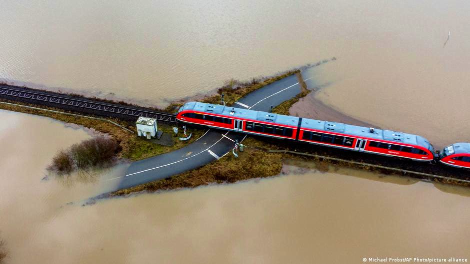 rail_rocker's tweet photo. Auf dem Rhein fahren kaum noch Schiffe, auf der Mosel geht schon seit ein paar Tagen nichts mehr. Aber im hessischen Nidderau hat die Bahn noch nicht aufgegeben. Sie fährt noch, so lange es noch geht. 😍 https://t.co/i8q3avuHfi