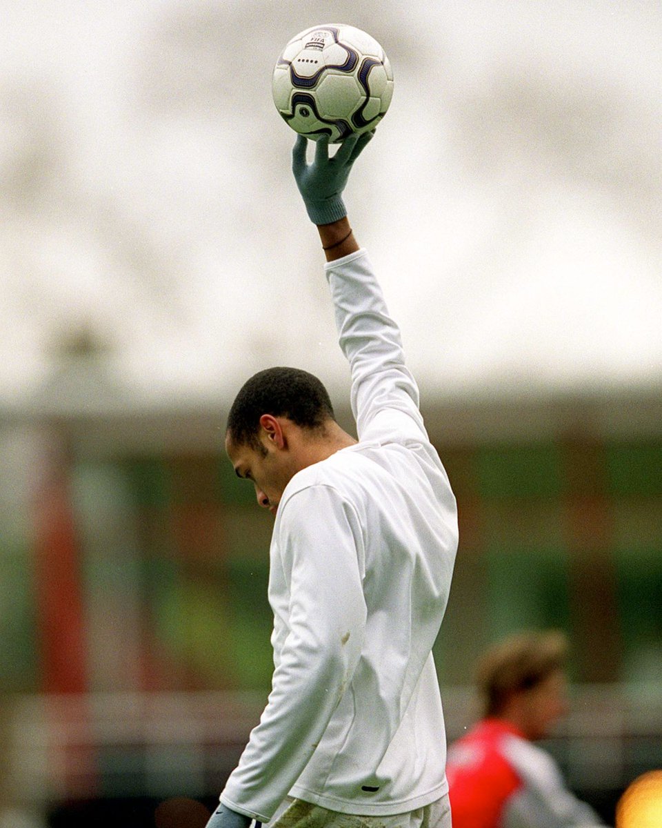 WorldSportsPix's tweet image. 2000 wasn't just the Sydney Olympics  - so a few more incredible #sportsphotography images from @Colorsport1 archive before we head to 2001. Here @ThierryHenry  celebrates his hat-trick against #LCFC  #Arsenal #WSPA21 #football #soccer