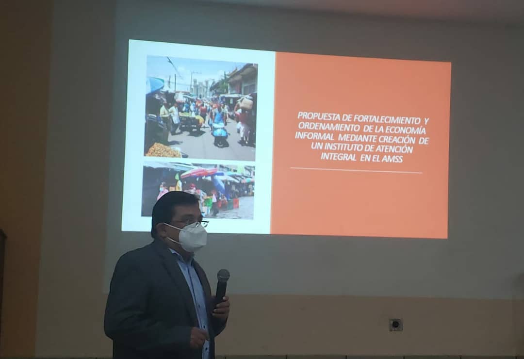 RogelioC_SV's tweet photo. Recibí por parte de profesionales de la economía, importantes proyectos para el desarrollo económico de #SanSalvador que serán incorporados en nuestro plan de gestión municipal #SSLoMerece https://t.co/OIMjX5coNK