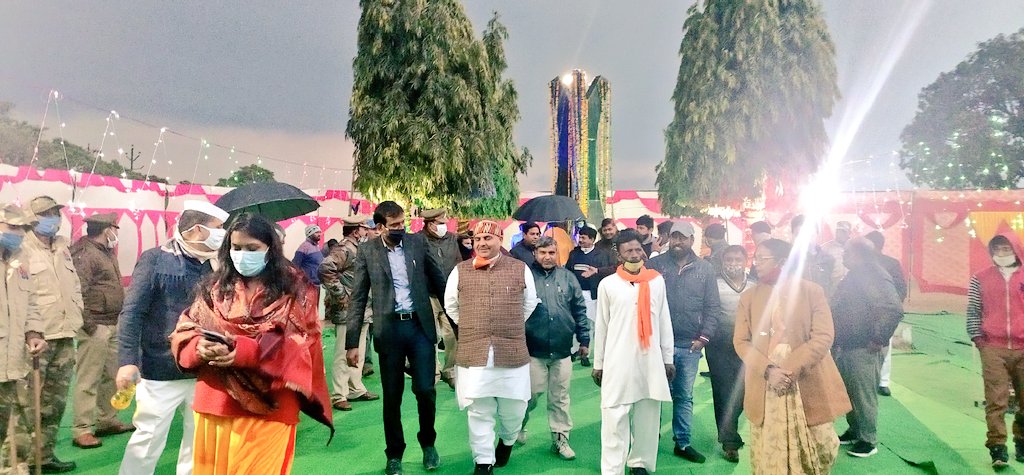 DmMuzaffarnagar's tweet photo. चौरी चौरा शताब्दी समारोह के अवसर पर  कार्यक्रम स्थल नुमाइश मैदान में पुलिस बैंड, एवं मा0 जनप्रतिनिधियों द्वारा शहीद स्मारक पर  दीप प्रज्वलित कर दी गई भावभीनी श्रद्धांजलि @PMOIndia
@UPGovt @CMOfficeUP @ChiefSecyUP @InfoDeptUP @navneetsehgal3 #चौरी_चौरा_के_100_साल https://t.co/U7c4ABVjaX