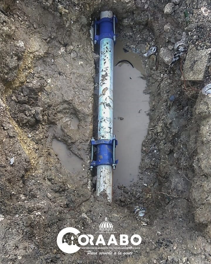 coraabord's tweet photo. en el día de ayer el departamento de operaciones de la Corporación de Acueductos y Alcantarillados de Boca Chica corrigió una avería en una línea de 4 de la red de distribución de El Valiente, provocada por trabajamos de el Boulevard de la calle primera de Valiente.
#Coraabo https://t.co/fGBpNoarOt