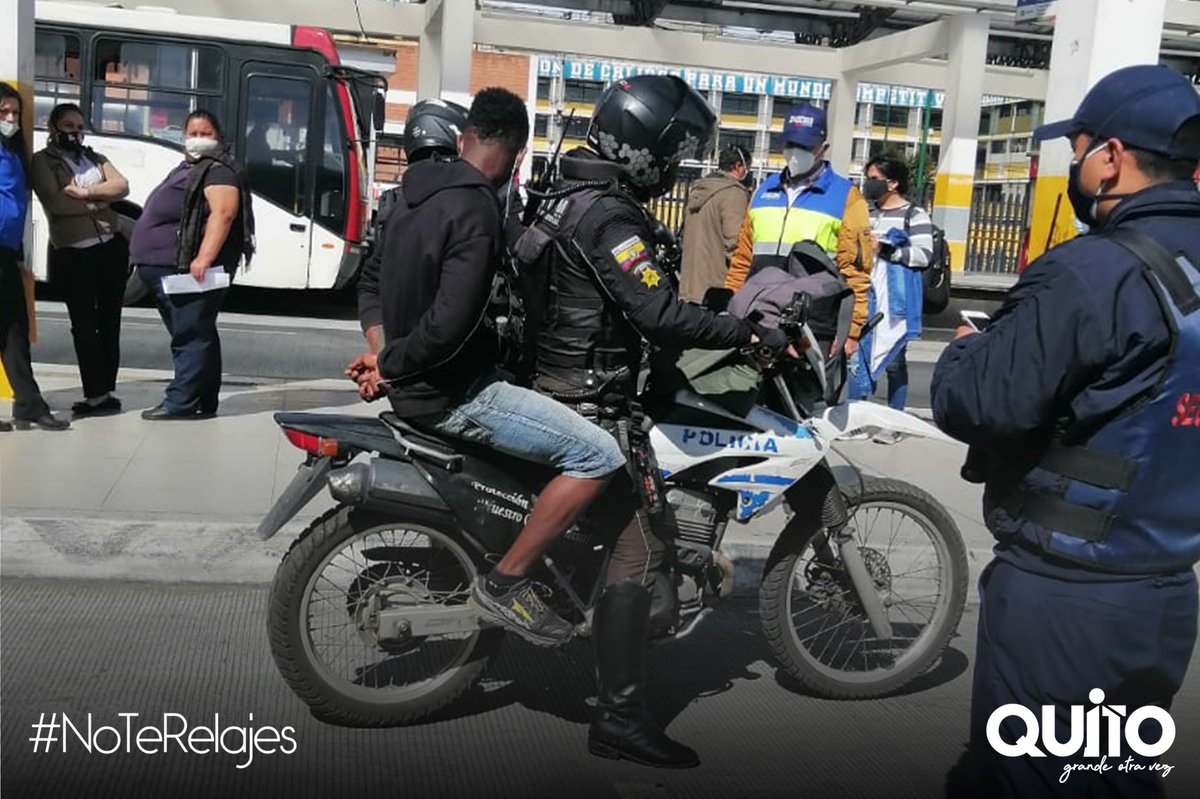 #AEstaHora | Personal de seguridad retiene a presunto delincuente que portaba un arma blanca en la Estación Guamaní y lo entrega a <a href="/PoliciaEcuador/">Policía Ecuador</a>. ¡Juntos mejoramos el transporte! #MovilidadDeCalidad 🚎👮‍♂️