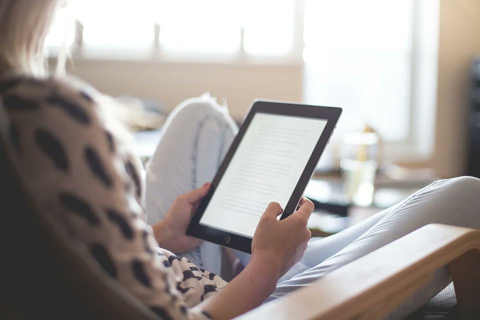 LibrosFrases's tweet photo. La gran duda 🤔📚📱

Leer en papel 🔄
Leer en digital ❤️ https://t.co/LsVHkj3Pzb