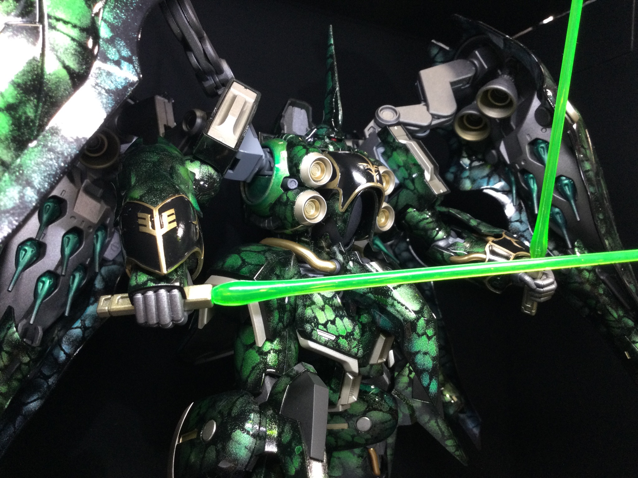 よめしー 旦那の撮影用の箱 ガンプラの箱を黒色無双で塗装したやつ を借りて撮り直し 気に入ったので少しサイズとか位置を調整してipadの壁紙にしました 羽根が重すぎて少しポージングすると倒れる アクションベースが重みに耐えられないほど クシャトリヤ