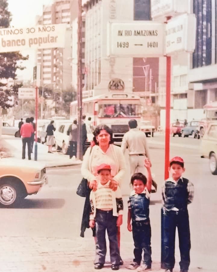 quito_antano's tweet photo. Dicen que la época de los '80 y' 90 fueron la mejor. ¿Qué opinan ustedes? En la imagen la #AvAmazonas y #Colón en 1985. #QuitoDeAntaño #Quito #QuitoEterno https://t.co/kDf1CysMnJ