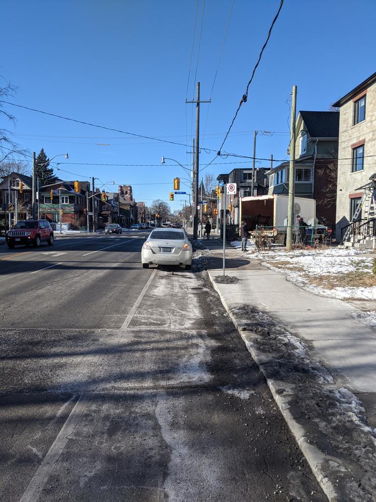 JsFrPe's tweet image. This delivery person didn't know they couldn't park in the bike lane. We need barriers, education and enforcement.  @ParkingTPS @CityofToronto @TrafficServices #BikeTO #VisionZeroTO @TPS_BikeHart @Car_In_Bikelane @TPS_pke_rider @CycleToronto @GordPerks