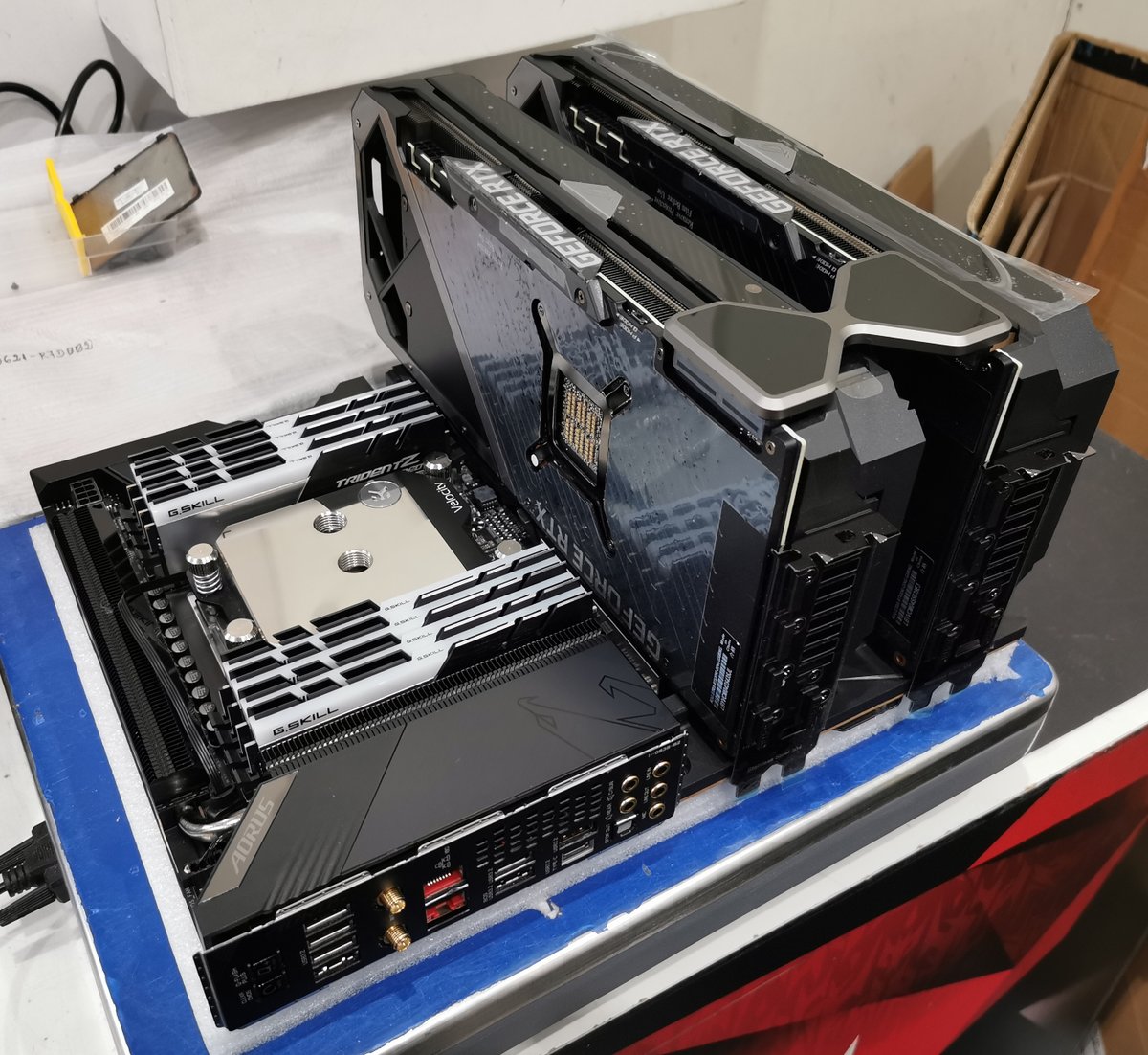AbsolutePC's tweet photo. ⚠️CONCOURS⚠️

@yereckt a pesé ce combo carte-mère + carte-graphique. Donne nous le poids exact en commentaire et remporte des codes de réduction @InstantGamingFR !*

➡️ Follow @AbsolutePC 
➡️ Follow @yereckt 
➡️ RT ce tweet

*10 gagnants seront contactés en DM d'ici demain. https://t.co/lCBtQ5o7O2