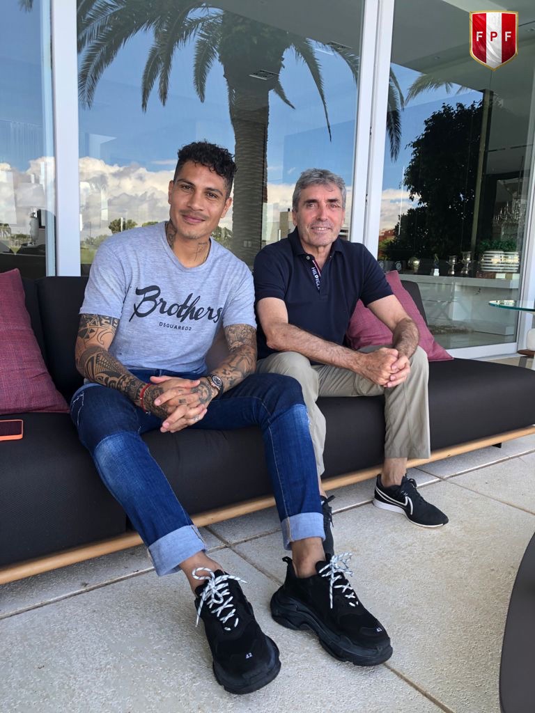 SeleccionPeru's tweet photo. Néstor Bonillo, preparador físico de la @SeleccionPeru 🇵🇪, viajó a Brasil para evaluar la constante recuperación del atacante y capitán nacional, Paolo Guerrero. 

#ArribaPerú 💪 https://t.co/EXF6yBJBmF