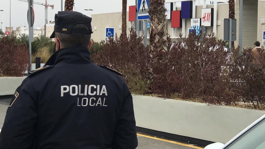 policiaelche's tweet photo. Detenido por la #UMEV un varón de 39 años por acosar y seguir a una #menor en su camino al instituto
👉🏼 Denunciada la situación se estableció un #acompañamiento discreto en su recorrido habitual, siendo #interceptado al hacer acto de presencia nuevamente
https://t.co/XAFpOH3oEM https://t.co/dp3YKA8dzi