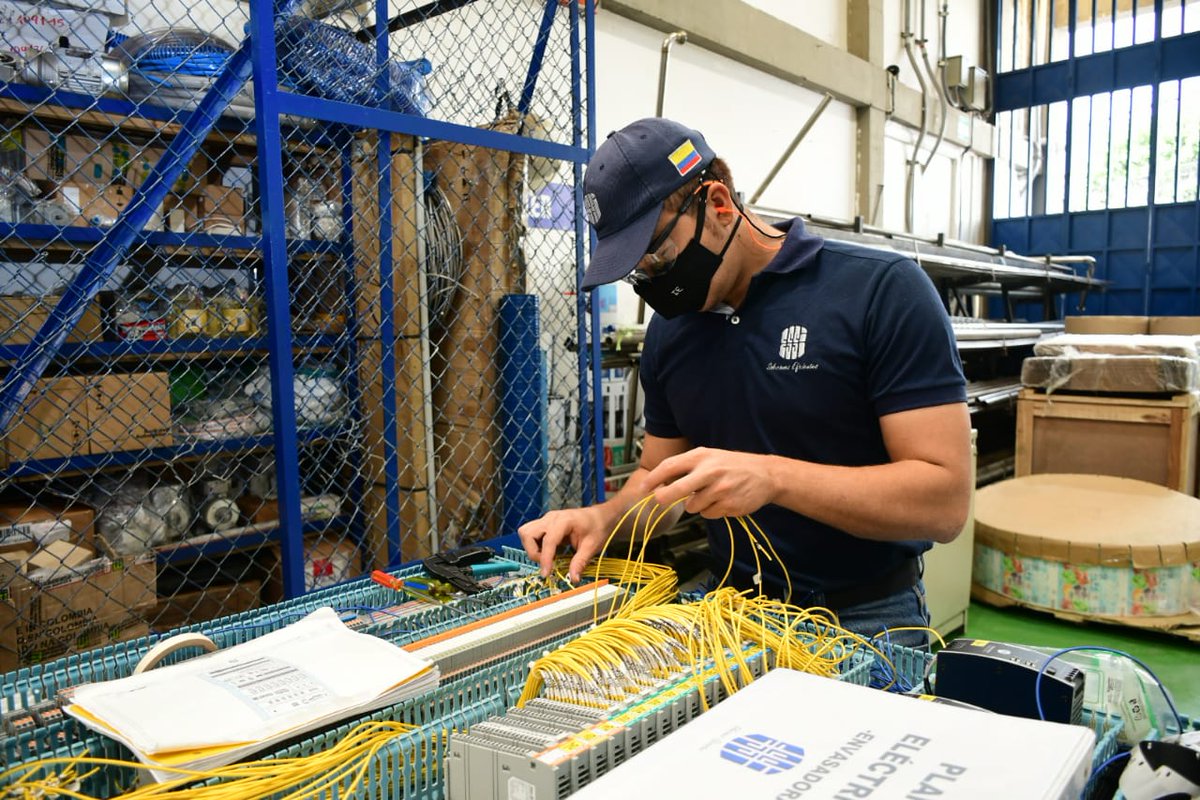 jrestrp's tweet photo. Iniciamos visita regional a Santander. Recorrimos la empresa Essi SAS, compañía metalmecánica que exporta a México, Ecuador y Guatemala. Desde  2018 han desarrollado una estrategia para exportar hacia India, donde ya cuentan con dos máquinas instaladas. https://t.co/FWaiBKfWIq