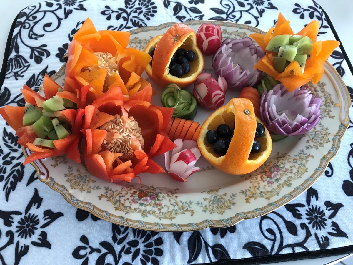 Sous l'orientation et l'animation de Farimah Kalantri, les mesdames âgées du Groupe Babel préparent de belles arts chaque semaine. Regardez le travail d'avant hier
Inscriptions: (819) 776-6764 / Farimah Kalantri babel@afio.ca