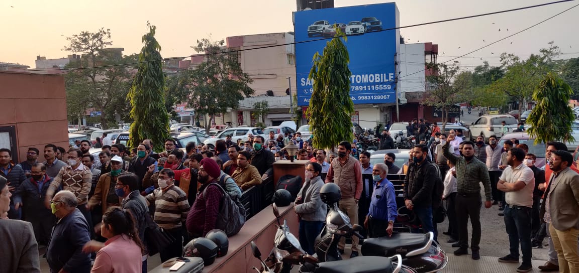 idesibanda's tweet photo. Dear @nsitharaman
Protest against Privatization of Public Banks have started all Over India.
Mark our word, If 2021 started with #FarmersProtest, it will continue with #BankersProtest
You Can't Cut Two Hands from body.
#StopPrivatizationOfPSBs https://t.co/5n3Ag3yEwp