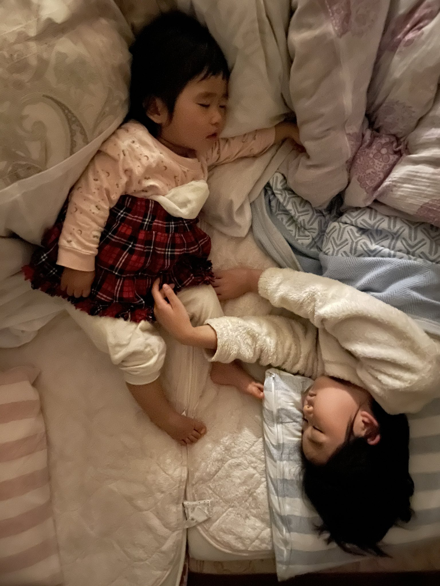 きょうこ 毎日毎日毎日スカート履いて寝る人と 最近パジャマ着て寝てくれるようになった人 T Co Wdbliawamv Twitter