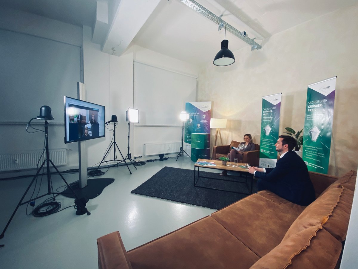futureSAX's tweet photo. Geschäftsmodelle müssen stetig weiterentwickelt werden - das besprechen gerade @kuhlsoph, @HhlSpace und Ben Kamran Wollscheid #HorecaDigital System Leipzig beim futureSAX-Gründerforum. #InnovationmadeinSaxony https://t.co/xQQ9uqWbWO