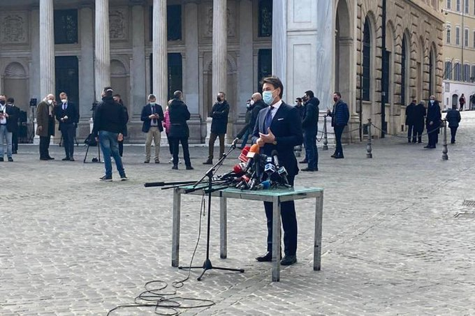 SpioneValerio's tweet photo. "Vi ho convocati qui perché il giovedì mattina nel mio ufficio viene Ioana a fare le pulizie".
#Conte #Conteout #dimissioniConte #Governotecnico #M5S #draghiPremier https://t.co/JNWIZKjJqK